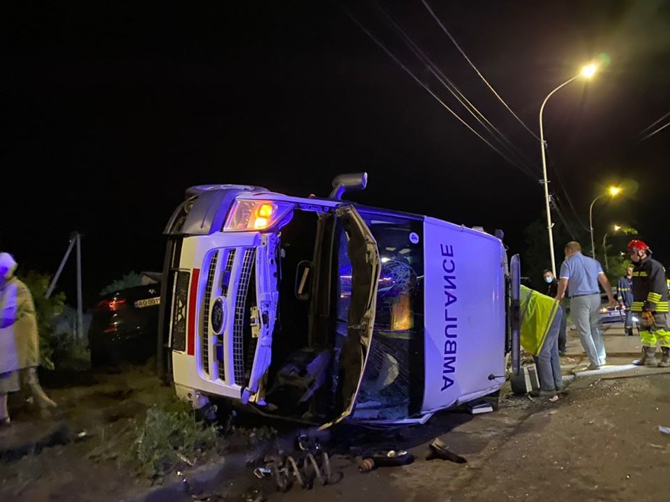 Чисельні переломи й травми голови: що відомо про постраждалих у ДТП в Ужгороді медиків (ФОТО)