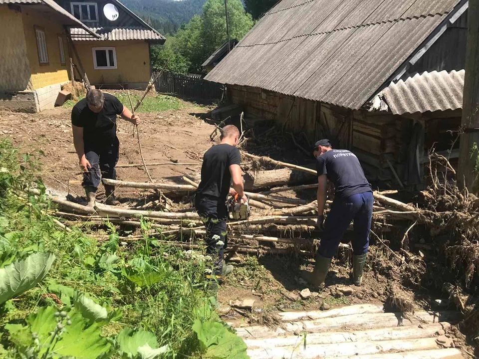 Рятувальники й надалі ліквідують наслідки стихії на Закарпатті (ФОТО)