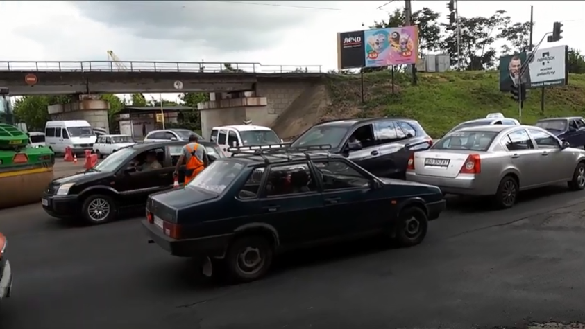 В Ужгороді внаслідок ремонту доріг утворився транспортний колапс (ВІДЕО)