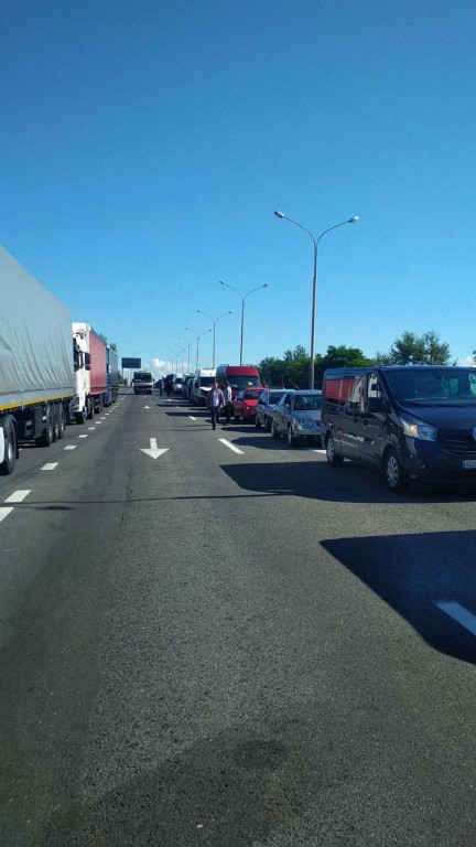 Десятки пішоходів та сотні авто в чергах: ажіотаж на закарпатському кордоні (ФОТО, ВІДЕО)