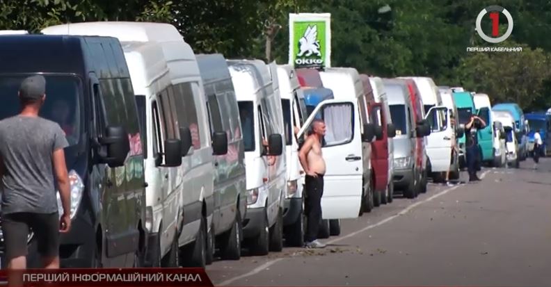 18 годин без їжі та умов: на кордоні з Угорщиною кілометрові черги (ВІДЕО)