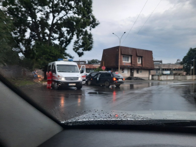 Аварія в Ужгороді: на місці працює швидка допомога (ФОТО)