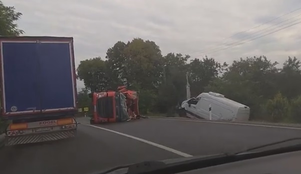 Мікроавтобус в кюветі та перекинута фура: біля Залужжя рух автівок обмежено (ВІДЕО)