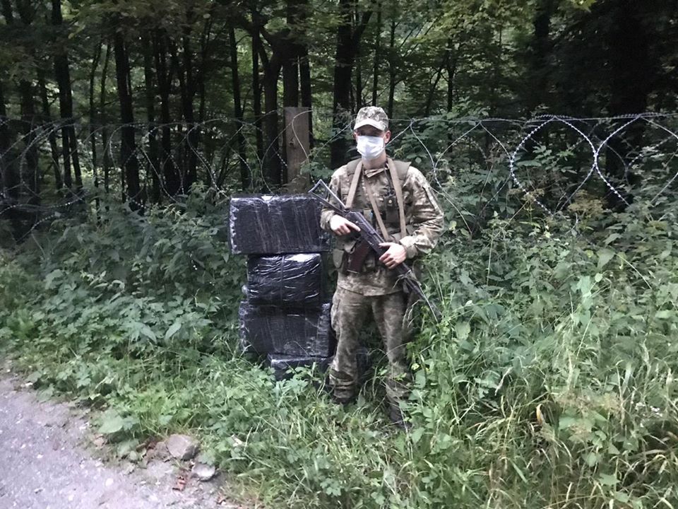 Пакунки обгорнуті у чорний поліетилен: на Закарпатті нахабні контрабандисти покидали ношу тільки після пострілів