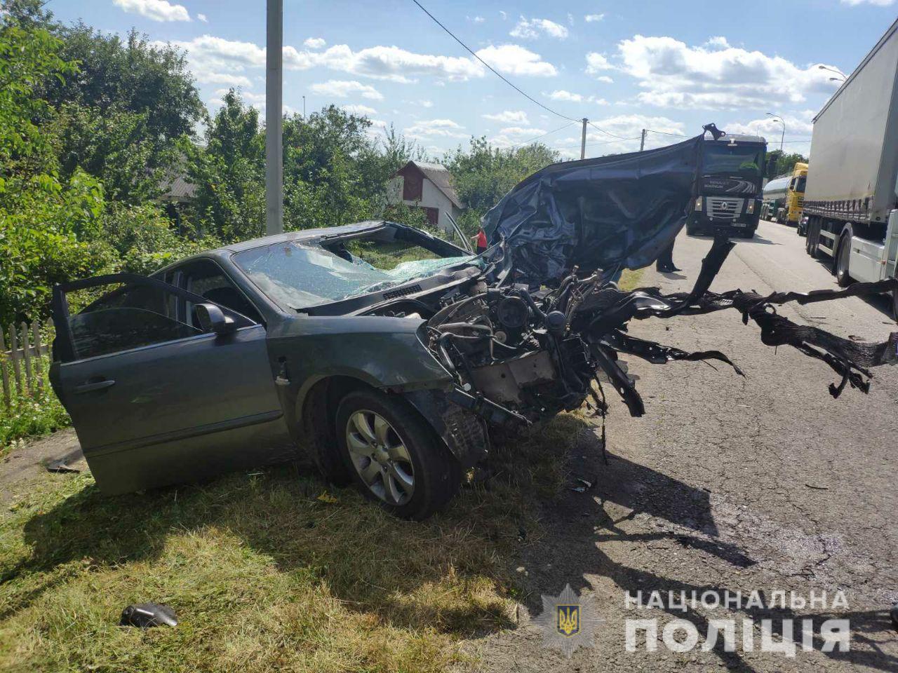 Водій вилетів з салону: смертельна ДТП на трасі "Київ - Чоп" (ФОТО)