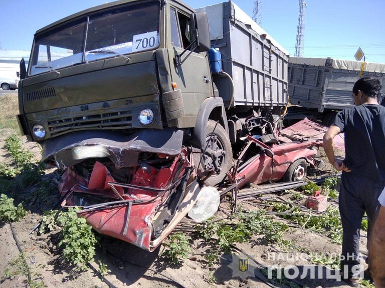 На Херсонщині багатотонна вантажівка повністю переїхала "Жигулі": водій легковика загинув на місці