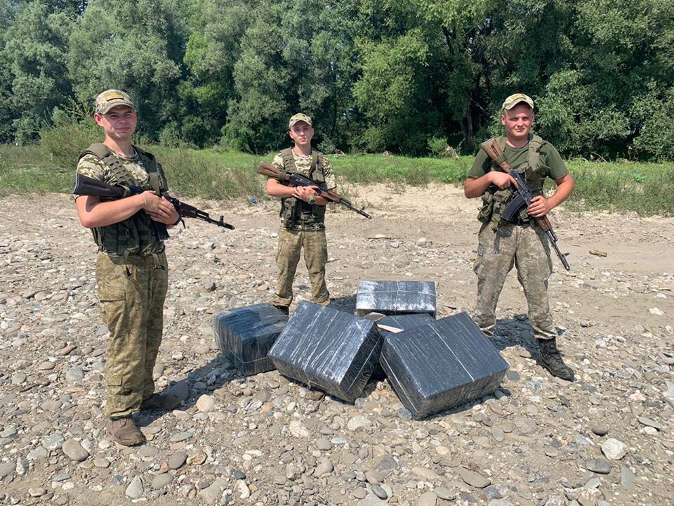 4 170 пачок сигарет: на Закарпатті затримано дві банди контрабандистів (ФОТО)