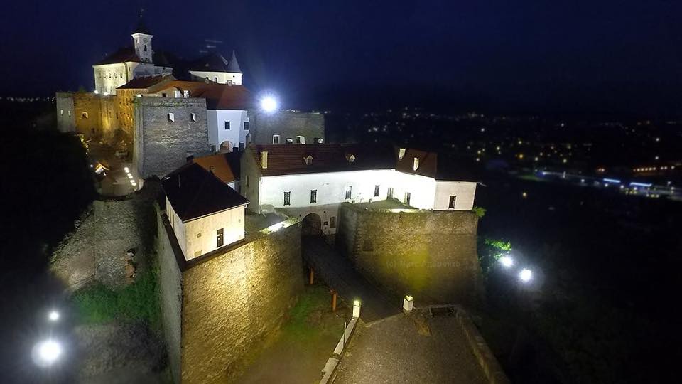 "Паланок" сяє: Мукачівський замок в огнях (ФОТО)