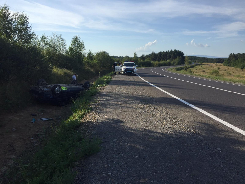 Перевернуте авто в кюветі: на межі двох районів Закарпаття аварія (ФОТО)