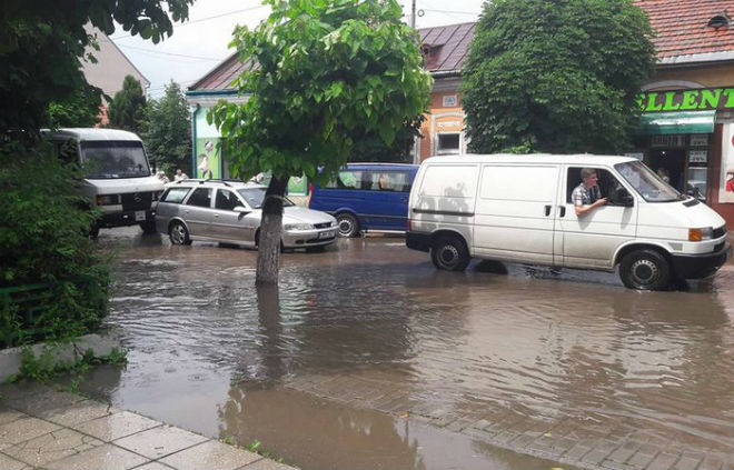 Сильні зливи пронеслися Закарпаттям: Виноградів у воді (ВІДЕО)