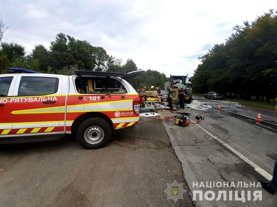 Влетів у трактор: на Івано-Франківщині у ДТП загинуло троє людей (ФОТО, ВІДЕО)