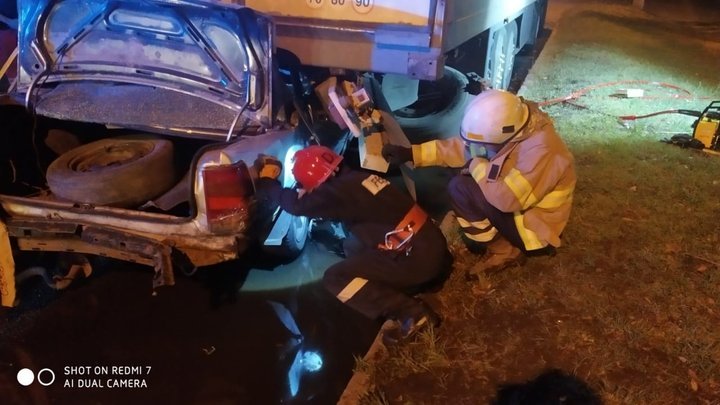 У Дніпрі легковик влетів у причіп: двоє людей загинули (ФОТО, ВІДЕО 18+)