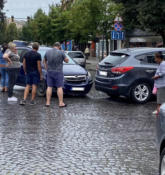 Аварія в центрі Мукачева: зіткнулися Opel та Hyundai (ФОТО)