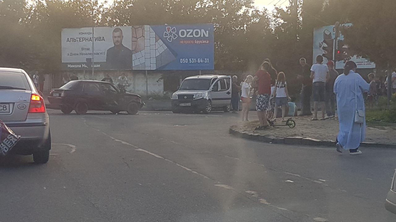 Вечірня аварія в Ужгороді: дорогу не поділили два автомобілі (ФОТО)