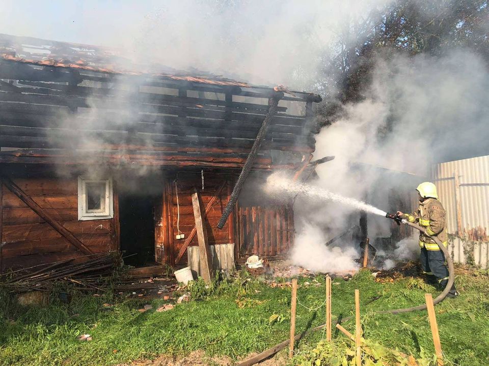 Пожежа на Міжгірщині: знищено покрівлю та частково стіни споруди (ФОТО)