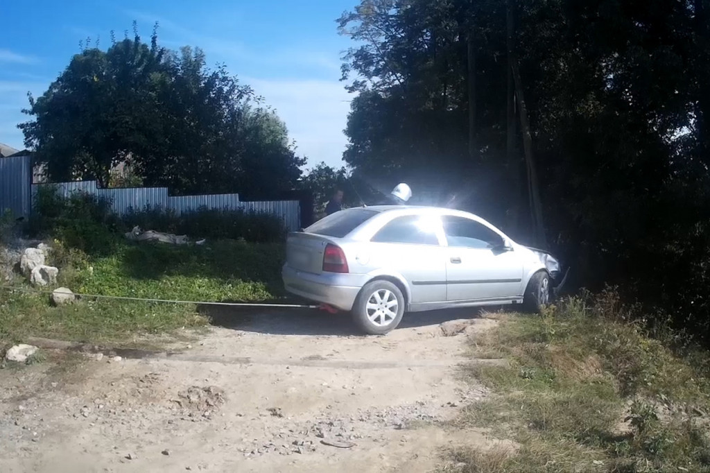 Під Хмельницьким жінка забула поставити авто на передачу і загинула під його колесами (ФОТО, ВІДЕО)