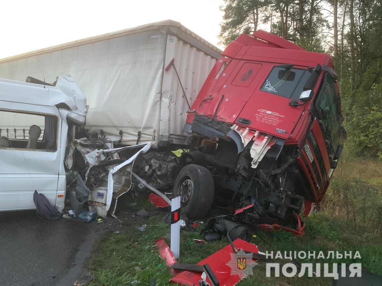 Масштабна ДТП під Києвом: кількість жертв зросла до 6, 18 людей в лікарні (ФОТО)