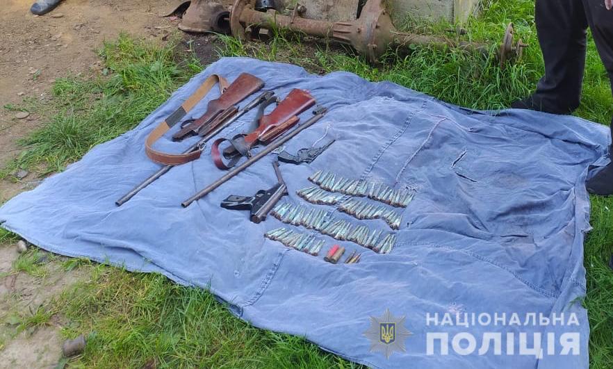 На Тячівщині поліція знайшла в помешканні підозрюваного арсенал зброї (ФОТО)