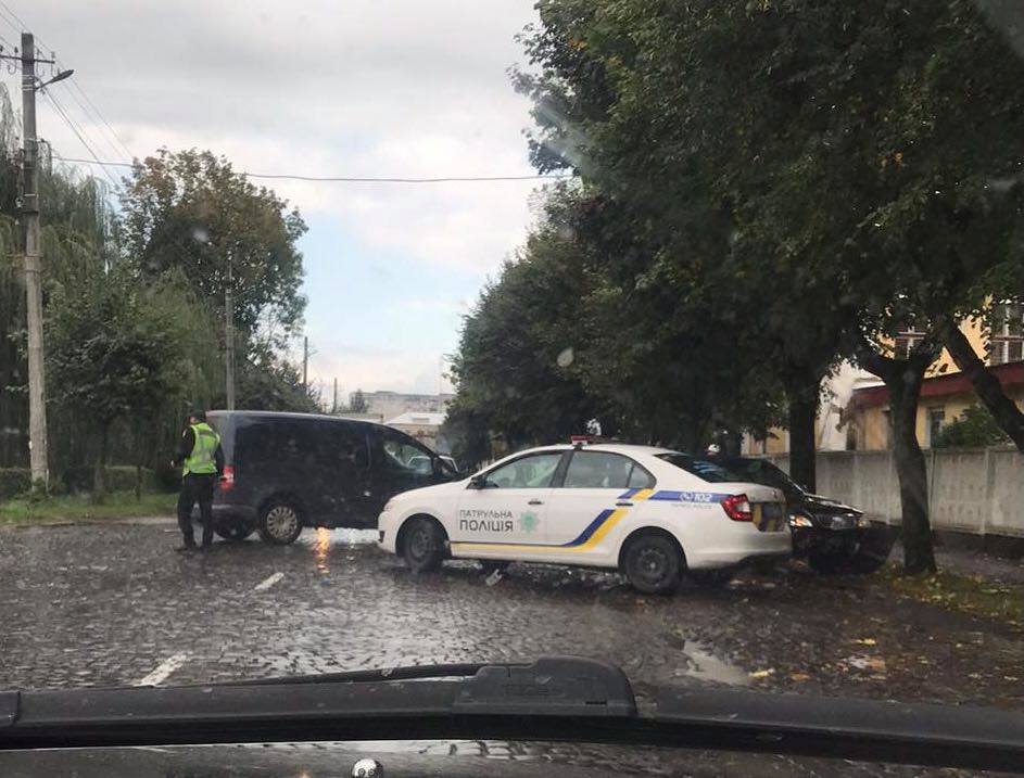 На місці працює поліція: в Мукачеві ДТП паралізувала рух однією з вулиць (ФОТО, ВІДЕО)