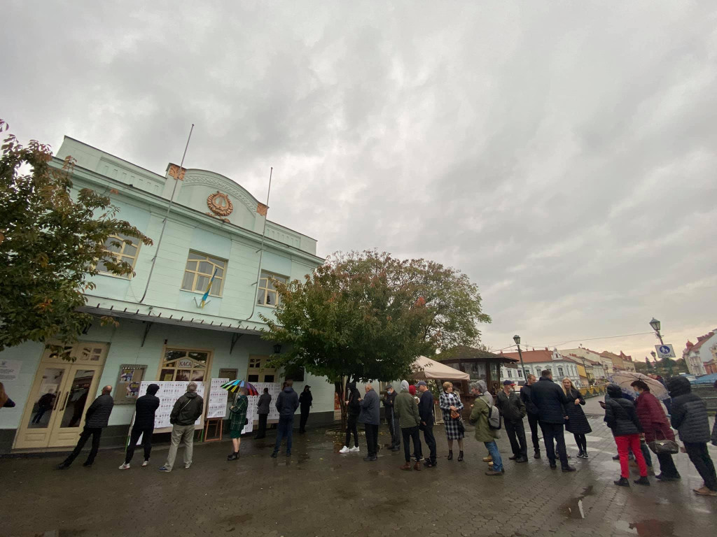 Ужгородці годинами під дощем чекають своєї черги біля дільниць (ФОТО)