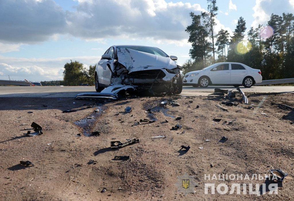 ДТП на трасі «Київ-Чоп»: легковик зіштовхнувся з пасажирським автобусом (ВІДЕО)