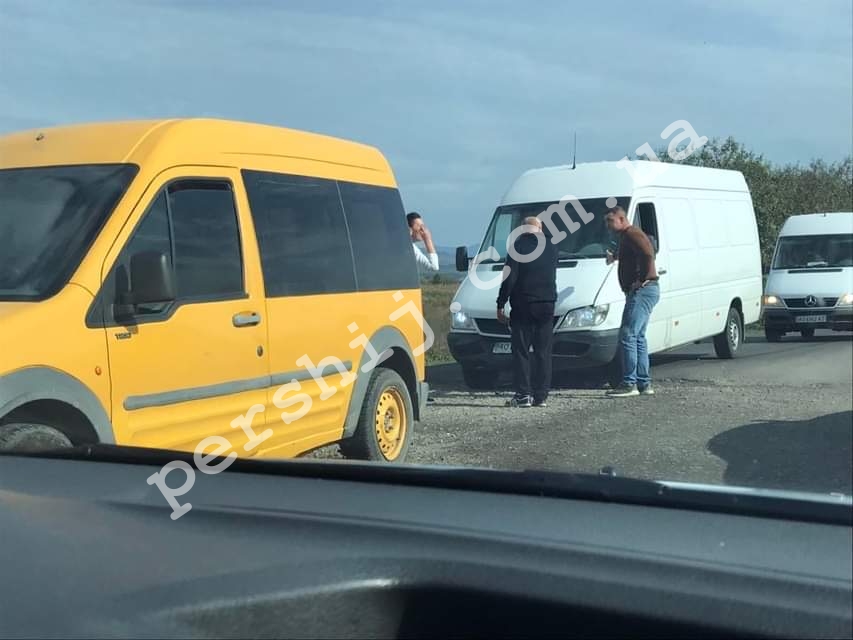 Рух паралізовано: на Закарпатті зіштовхнулися два мікроавтобуси (ФОТО)