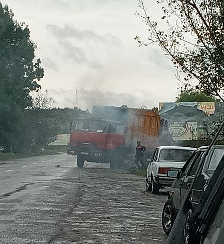 Рух ускладнено: на Берегівщині на ходу зайнялася вантажівка (ФОТО)