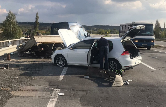 ДТП на Ужгородщині: на трасі "Київ-Чоп" аварія за участі легковика та "Газелі" (ФОТО, ВІДЕО)