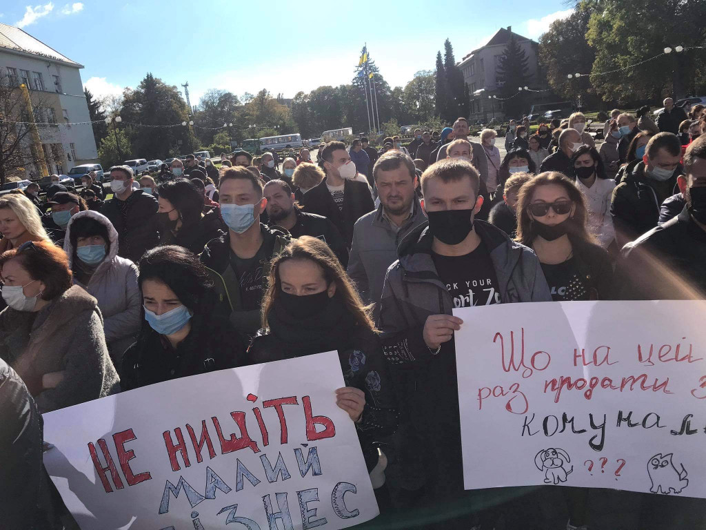 В обласному центрі Закарпаття люди вийшли на мітинг (ФОТО)