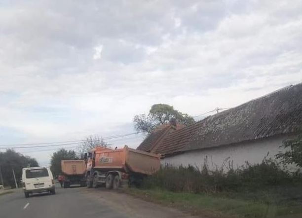 Аварія у Берегові: вантажівка з'їхала у кювет (ФОТО, ВІДЕО)