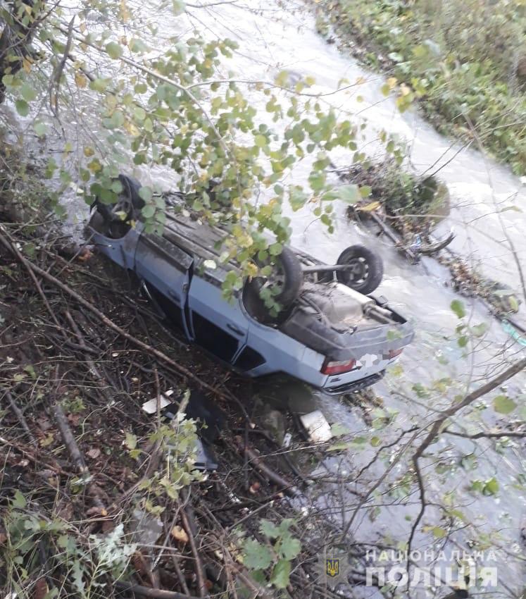 На Закарпатті п'яний водій злетів із дороги в кювет та перекинувся на дах у річку (ФОТО)