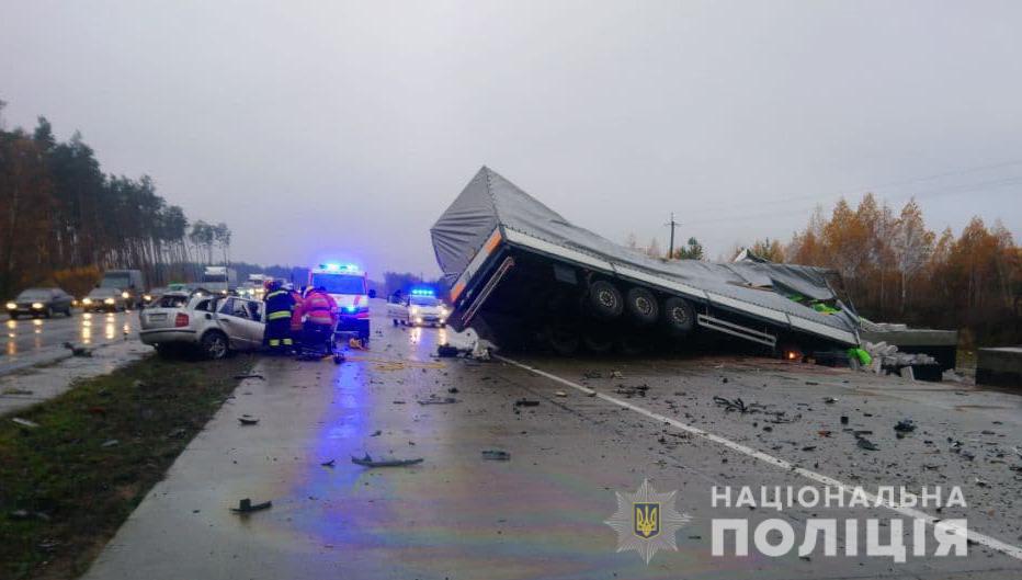 Троє людей загинули миттєво: на трасі "Київ-Чоп" трапилася страшна ДТП (ФОТО, ВІДЕО)