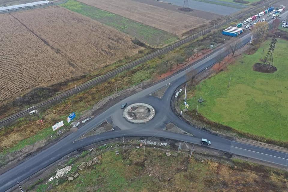 При в’їзді в Хуст з'явилася нова кільцева розв'язка (ФОТО)