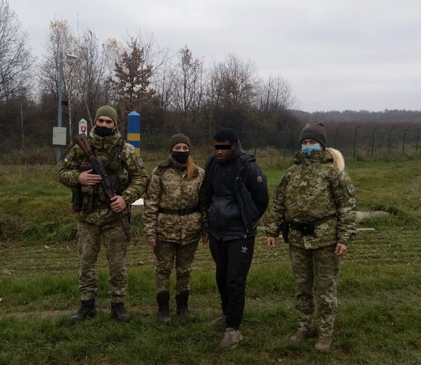 Залишалося 15 метрів: на ПП "Ужгород" прикордонники не дали нелегалу дістатися до ЄС (ФОТО)