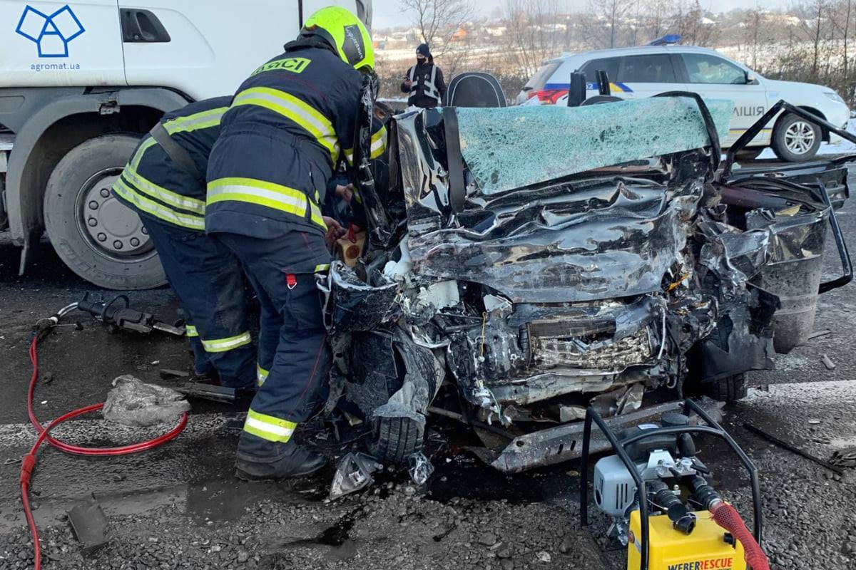 На Закарпатті поліція встановлює причину смертельної ДТП в якій загинули п'ятеро