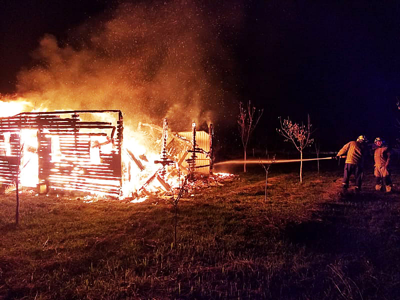 Вечірня пожежа: на Виноградівщині вщент згорів будинок (ФОТО)