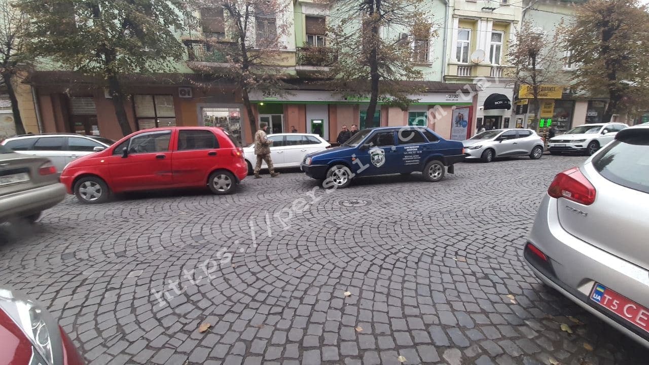 У центрі Мукачева ДТП за участі автомобіля Служби безпеки (ФОТО)