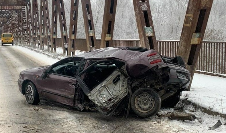 На Виноградівщині аварія: вщент розбите авто (ФОТО, ВІДЕО)