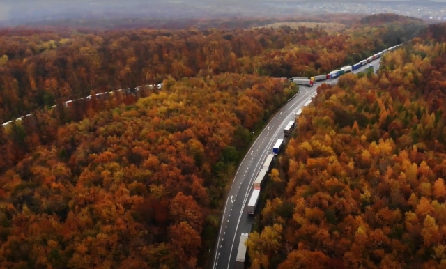 Вражаючі кадри: сотні вантажівок перед КПП "Ужгород" показали з висоти (ВІДЕО)