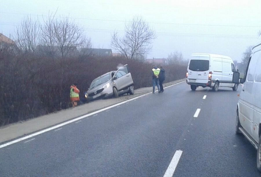 Ранкова ДТП поблизу Мукачева: авто злетіло з дороги (ФОТО)