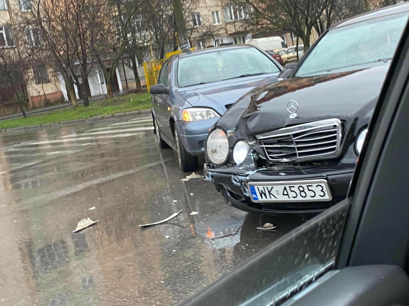 Передсвятковий день не обійшовся без автопригод: в Ужгороді сталася ДТП (ФОТО)