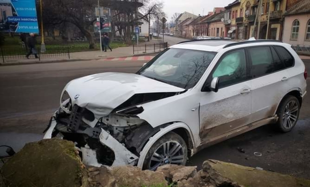 Ранкова ДТП: в Ужгороді BMW влетів у мур залізничного переїзду (ФОТО)