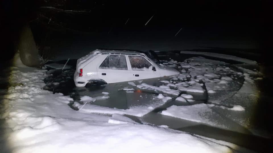 У сусідній Словаччині жінка дві години не могла вибратись з автомобіля, який провалився під кригу (ФОТО)