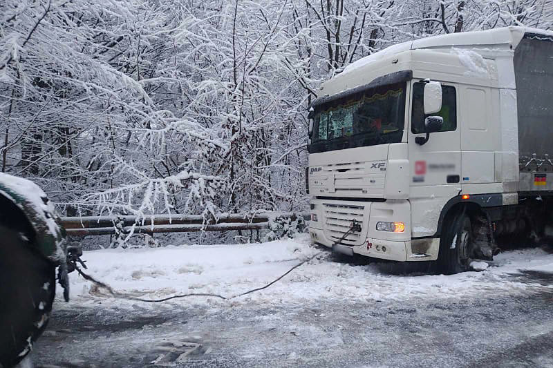 На закарпатському перевалі водій злетів у кювет та провів у вантажівці півтори доби (ФОТО)