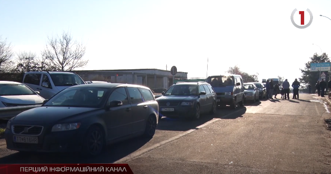 Кілометрові черги: закарпатці повертаються за кордон (ВІДЕО)