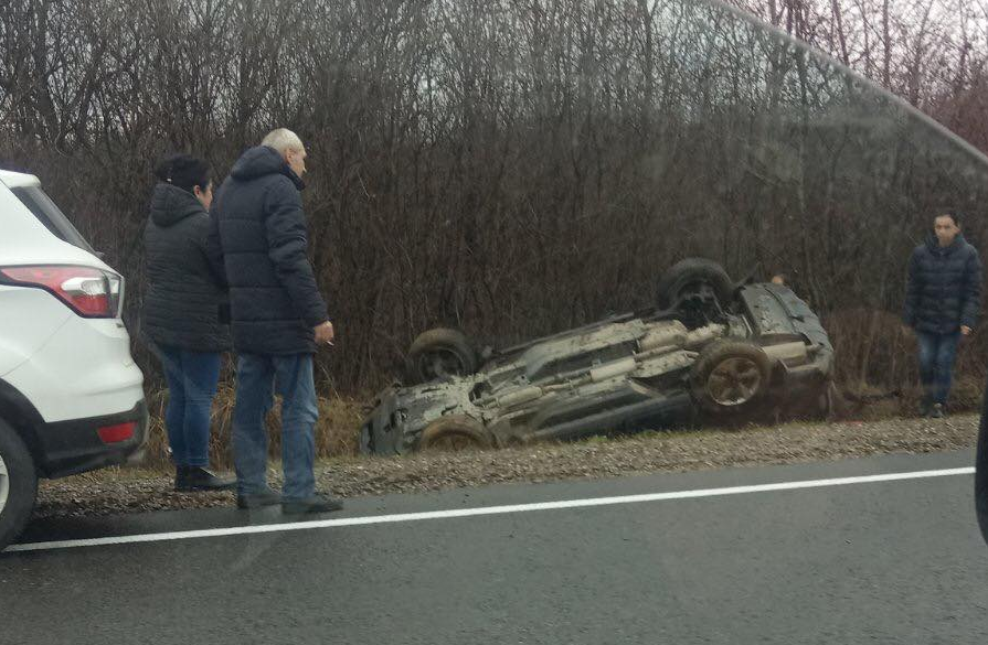 ДТП на Мукачівщині: одне з авто опинилося на даху у кюветі (ФОТО)