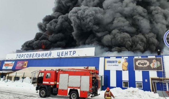 Вдарив охоронця сокирою та підпалив приміщення: на Миколаївщині палає Епіцентр (ФОТО, ВІДЕО)