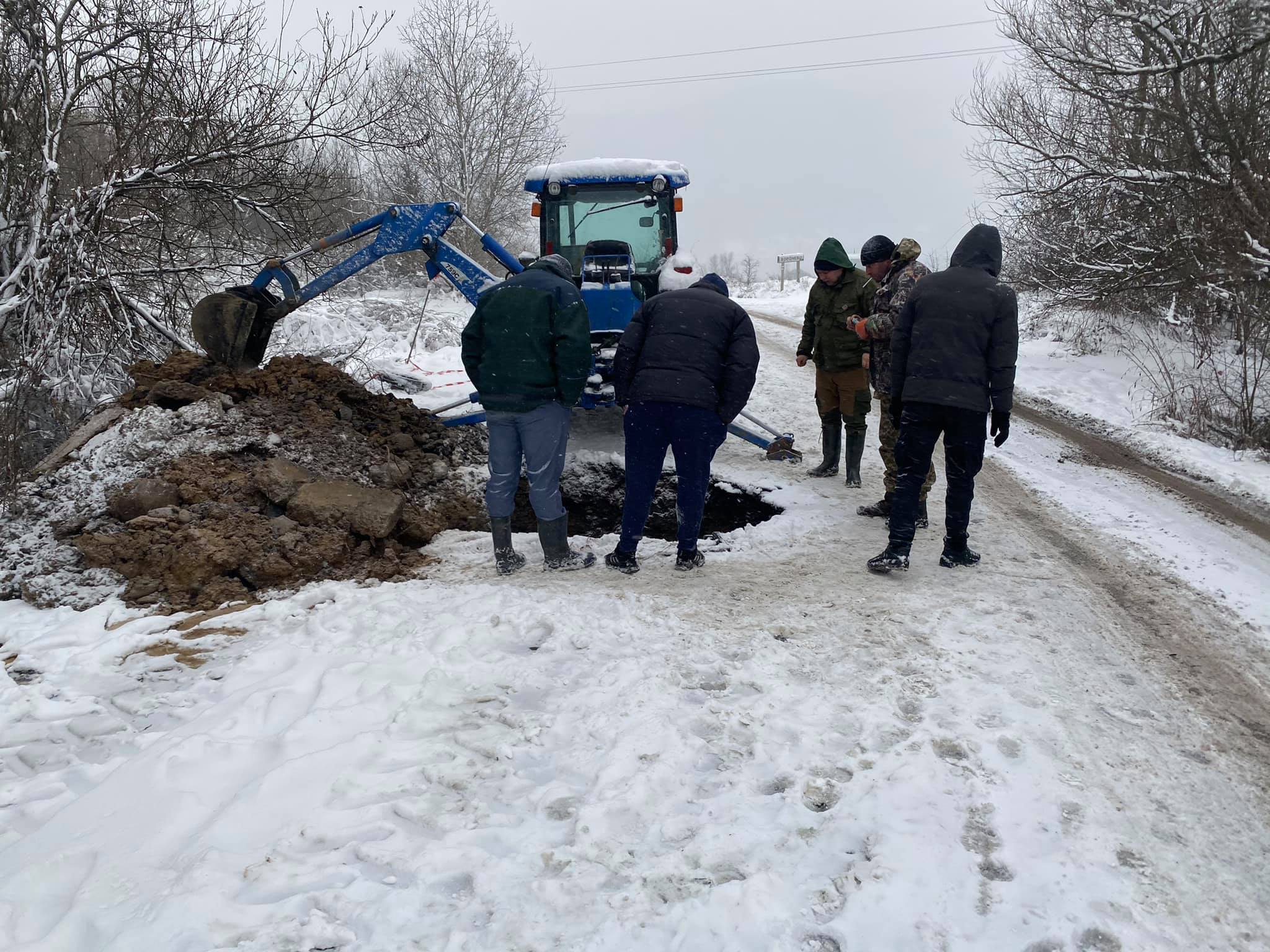 На Закарпатті через ґрунтові води обвалилася частина дороги (ФОТО)