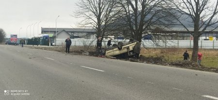 На Тячівщині внаслідок ДТП авто перекинулось на дах (ФОТО)