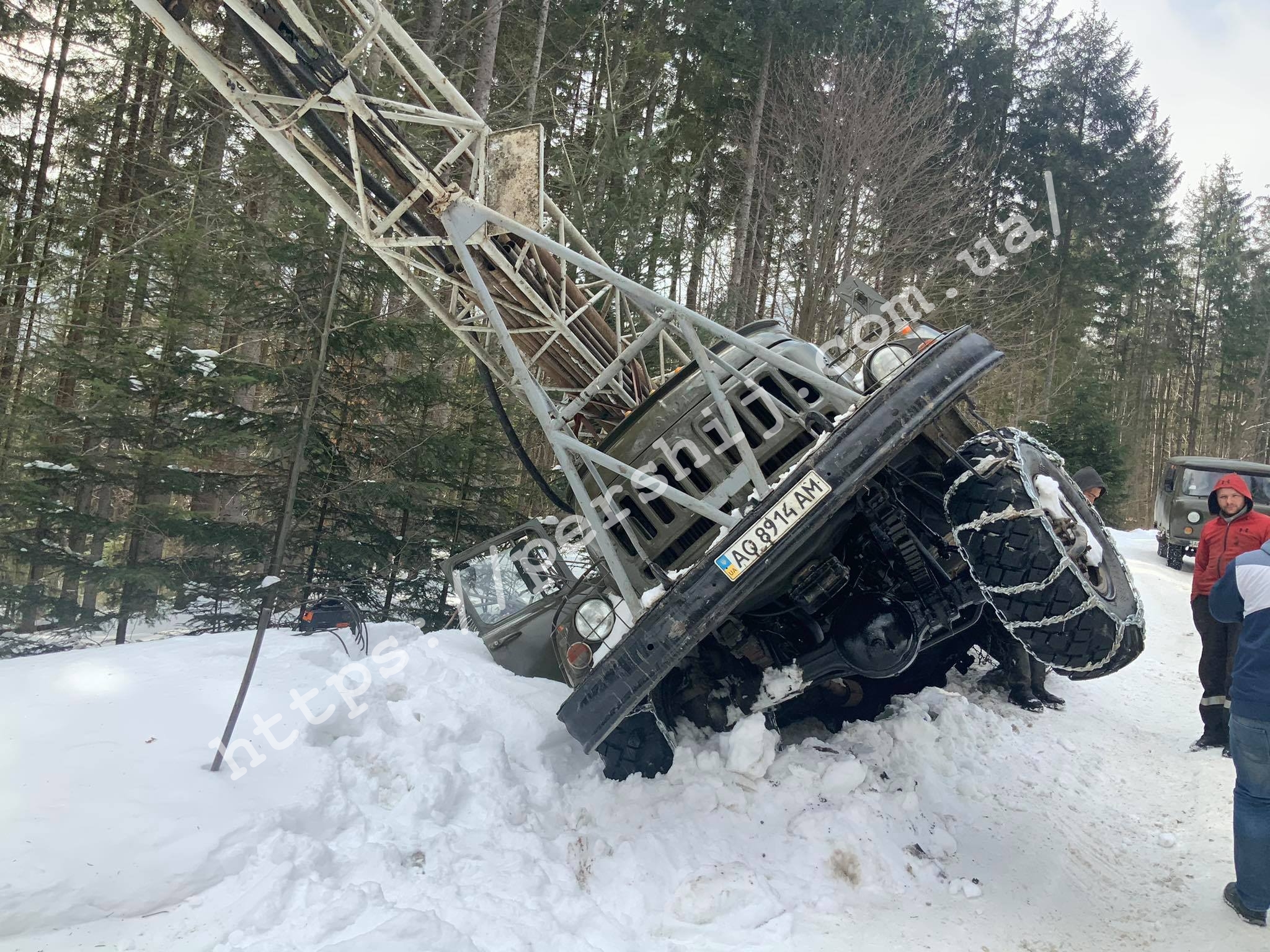 ДТП на Рахівщині: вантажівка злетіла з дороги (ФОТО)